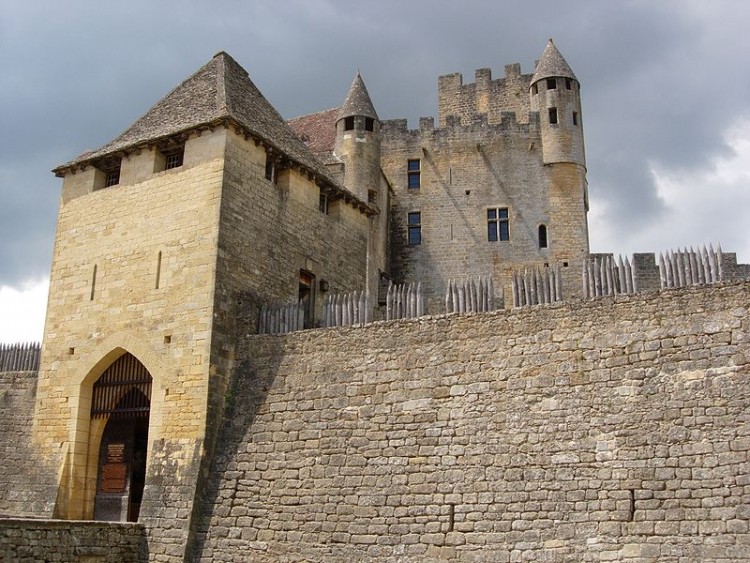 800px-Beynac_chateau_2.jpg